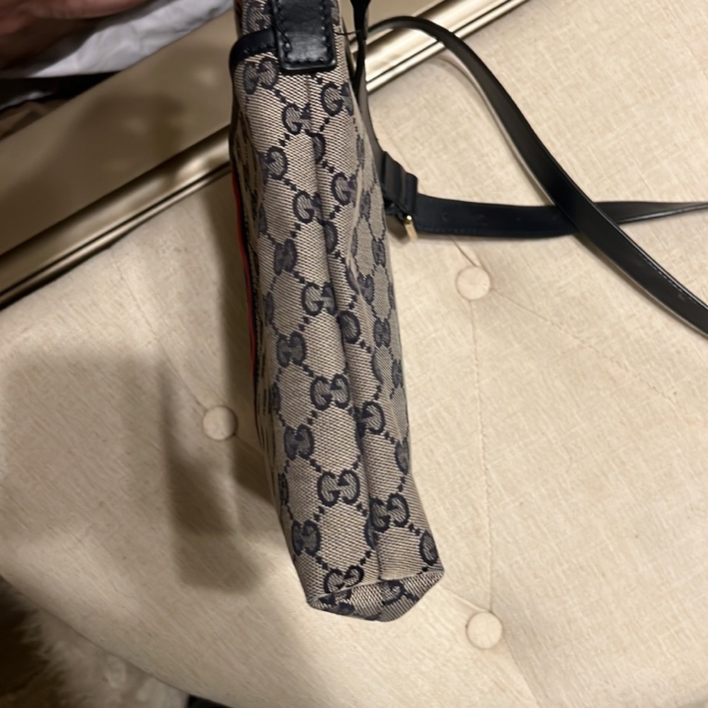 Gucci messenger bag good condition only two very light spots. Authentic - Picture 7 of 7